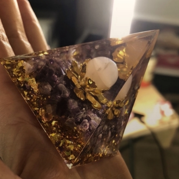 Energy pyramid Amethyst with Gold Flakes - Picture 1 of 1